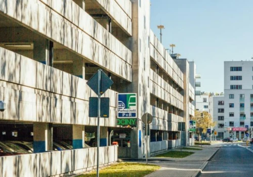 Warszawa odnowiła ważne miejsce dla kierowców. Prąd ze słońca i nowa posadzka