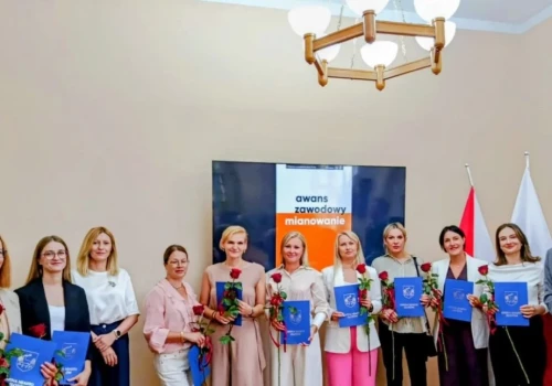 Nauczyciele ze złotowskich szkół i przedszkola z aktami mianowania