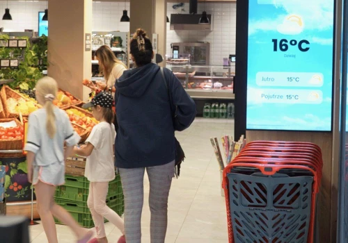 Blisko 48 proc. konsumentów zauważa w sklepach wyświetlane reklamy na ekranach