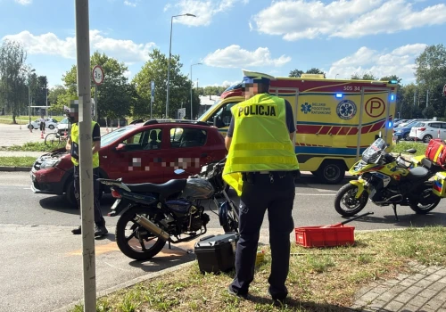 Wypadek na ul. Broniewskiego. Kierowca jednośladu z poważnym urazem nogi