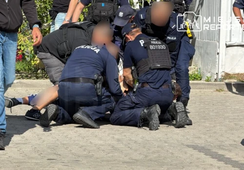 Mężczyzna wskoczył za ladę z mięsem i zabrał nóż. Akcja policji w Stokrotce na Bemowie