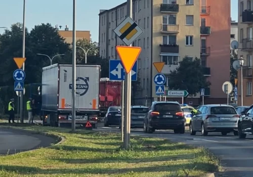 Groźne zdarzenie na rondzie w Ciechanowie. Ucierpiał 18-letni rowerzysta