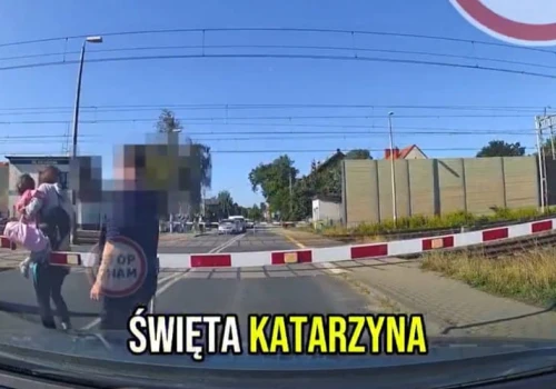 Przeszli z dzieckiem na rękach mimo opuszczonych rogatek. Chwilę później przejechał pociąg