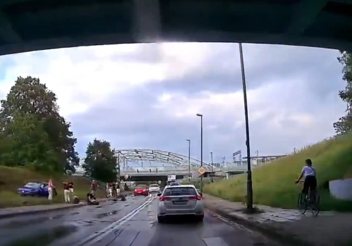 Jest nagranie po tragedii w Krakowie. Przypadkowi ludzie ratowali ofiary, sprawca stał przy samochodzie (Video)