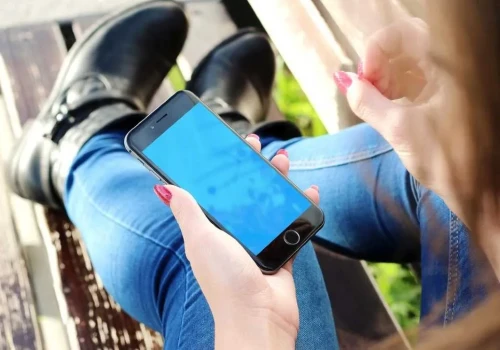 Przyklejasz do telefonu i zaczynasz rozmowę. Resztę robi za ciebie AI