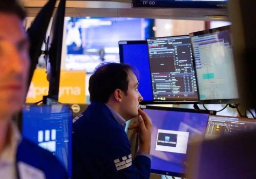 Wyprzedaż spółek technologicznych obniżyła indeksy Wall Street, Bessent grozi nowymi sankcjami na Iran