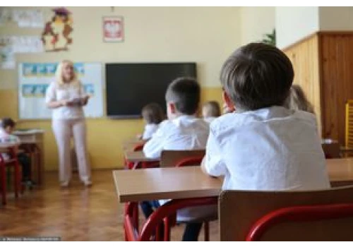 Pijana nauczycielka zajmowała się uczniami. Ujawniono, co jej grozi