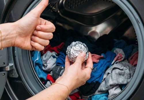 Pranie w pralce kulki z folii aluminiowej. Do czego służy i dlaczego jest zalecane?