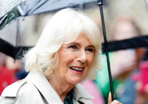 Królowa Camilla w stylowym płaszczu. Wiele Polek też ma w swojej szafie