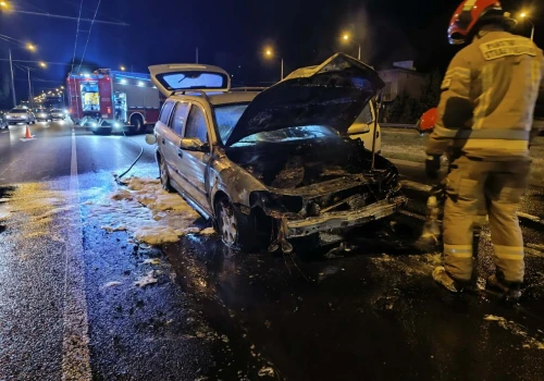 Opel zapalił się w trakcie jazdy. Ogień pojawił się w komorze silnika