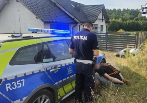 Uderzył w ogrodzenie i uciekał pieszo przed policją. 45-letni motocyklista z Żor usłyszał zarzuty