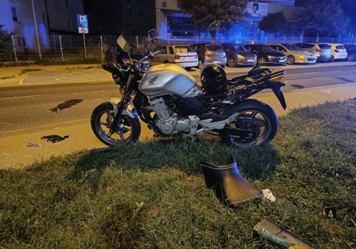 Skręcał na osiedle, nie zauważył nadjeżdżającego motocyklisty. Doprowadził do zderzenia