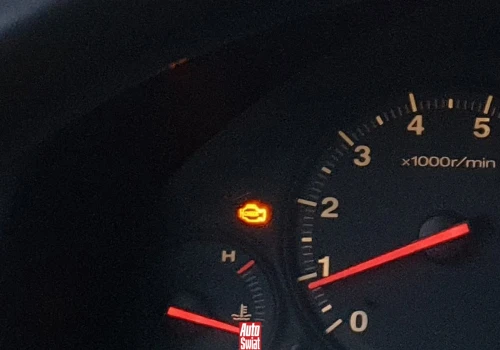 Świeci kontrolka check engine, ale czy na pewno zepsuł się silnik? I kiedy reagować natychmiast, a kiedy na spokojnie?
