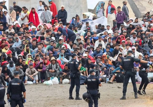 Hiszpania przejmuje władzę w Ceucie. Będą szczepienia migrantów