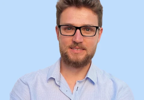 Pierwsze duże RCT porównujące dwa modele fizjoterapii w FAI. Obie metody okazały się skuteczne