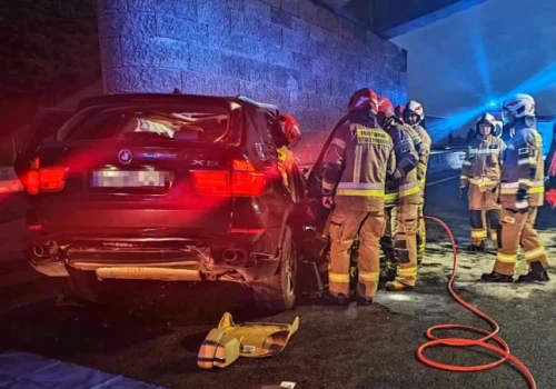BMW uderzyło w wiadukt na A4. Trzy osoby ranne, jedną zabrał śmigłowiec LPR