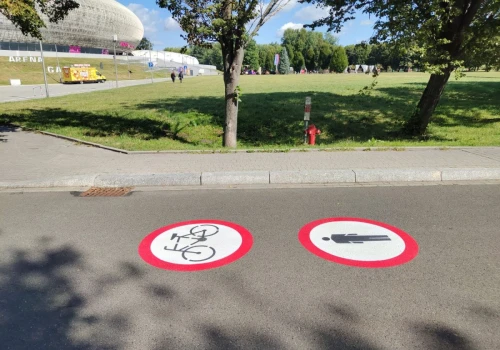 Rowerzyści nie kryją zaskoczenia. Nowe oznakowanie przy TAURON Arenie