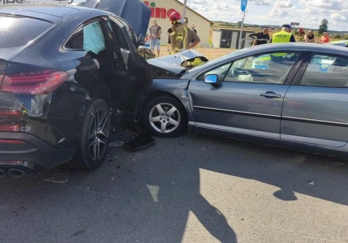 Trzy pojazdy zderzyły się pod Nidzicą. Kobieta trafiła do szpitala