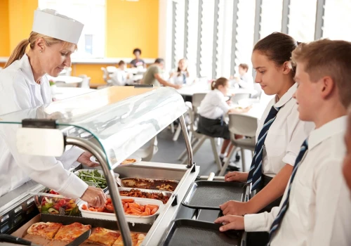 Niezdrowe posiłki szkolne w większości placówek w Anglii