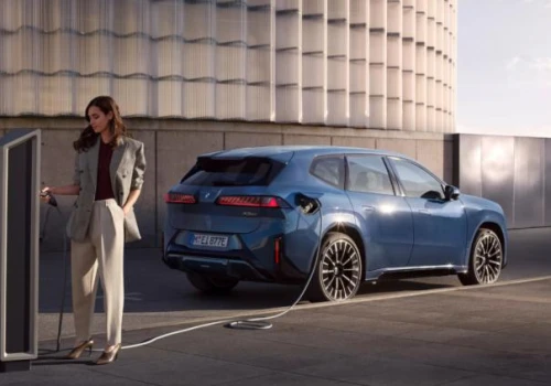 BMW usuwa przyciski z aut. Nowe iX3 przenosi obsługę do ekranu i sterowania głosowego