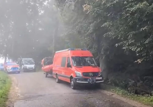 Audi wypadło z drogi i znalazło się w wodzie. Nie żyje kobieta