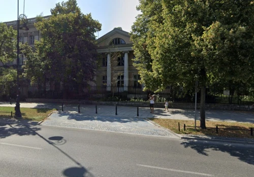 Kancelaria Sejmu przejęła opuszczony dworek przy Alejach Ujazdowskich. Za ścianą była żona Sebastiana Kulczyka