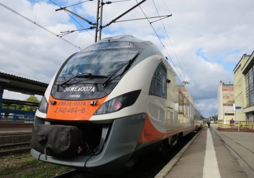 O krok od zderzenia w Kielcach. Dwa pociągi na jednym torze