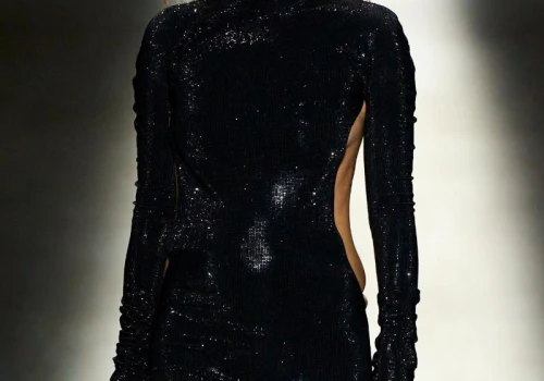 Kate Moss powtórzyła najodważniejszy look z pokazu Gucci. Modelka śpiewa „Wicked Game” z playbacku w nowej kampanii marki