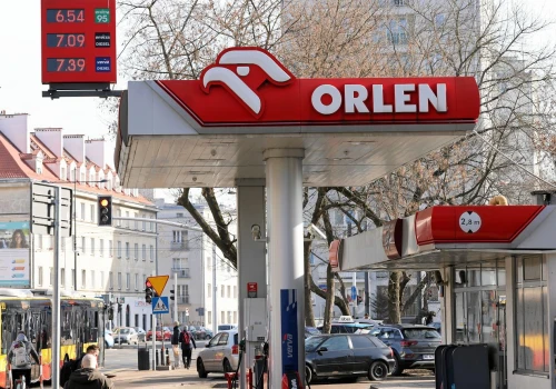 Tyle płacą na stacjach Orlen. Kasjer może zarobić nawet 5 tys. zł na rękę. Sprawdziliśmy oferty