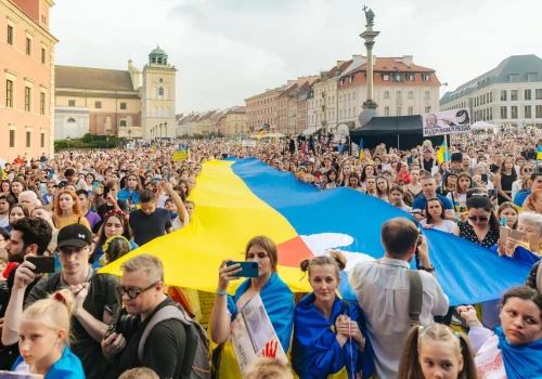 Tysiące osób świętowało niepodległość Ukrainy w Warszawie. Wręczenie nagród „Stand With Ukraine”