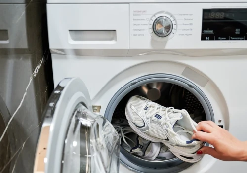 Pierzesz buty w pralce? Zrób to w ten sposób, a się nie zniszczą