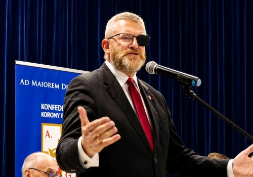 Grzegorz Braun wezwany do krakowskiego IPN. Ma usłyszeć zarzuty za negowanie komór gazowych w Auschwitz