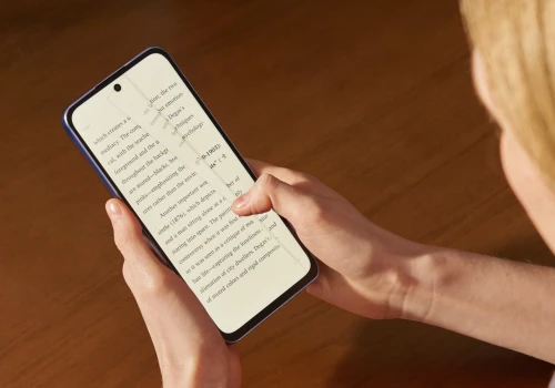 Po co Ci czytnik ebooków? Te dwa nowe smartfony z hybrydowym ekranem zastąpią Kindle’a!