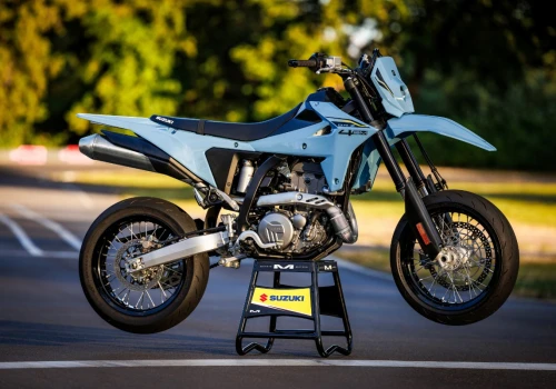 Suzuki DR-Z4SM za mniej niż 30 tys. zł? Tak! Załap się na wyprzedaż rocznika 2025!