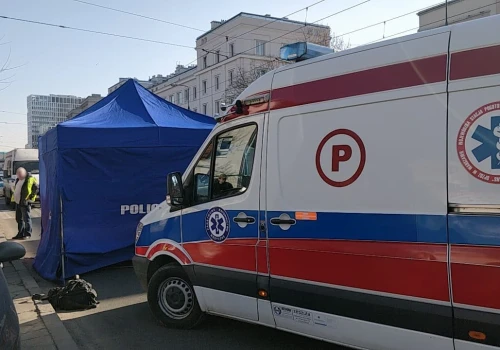 Z ostatniej chwili. Tragedia na warszawskich Bielanach. Śmieciarka śmiertelnie potrąciła kobietę