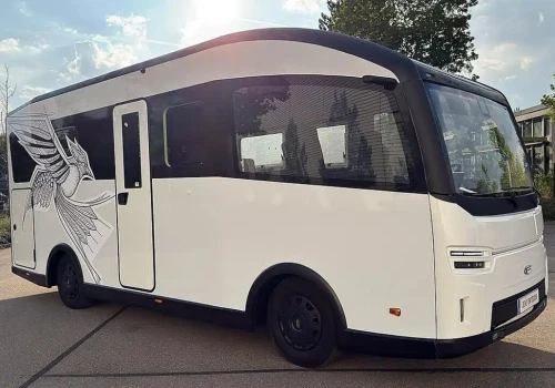 Oto elektryczny wóz Drzymały: CityFreighter. Bateria 128 kWh, w środku kuchnia, łazienka, pompa ciepła