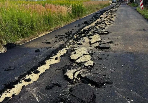 Zaorał świeży asfalt pod Gliwicami. Kto miał prawo do tej drogi?