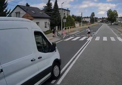 Drogowy bandyta w busie zagroził dzieciom na pasach