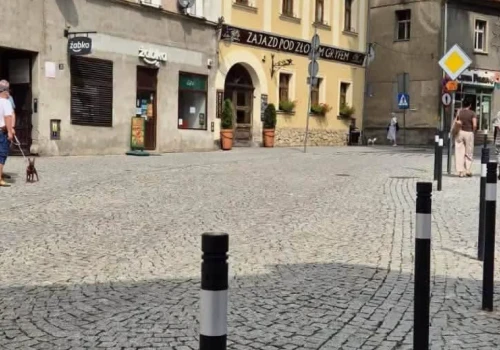 BARDO. W tym miejscu zginęli ojciec i syn. Teraz zamontowano nowe słupki