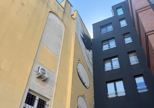 Mural prawie zniknął, choć nikt go nie zamalował. Ściana została zasłonięta przez nową zabudowę