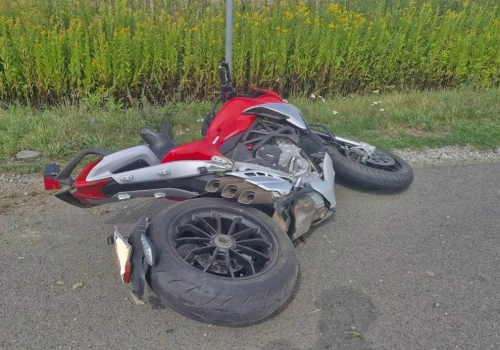 Zdarzenie drogowe w Trzeszkowicach. Motocyklista i rowerzysta trafili do szpitala