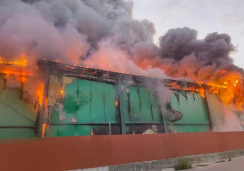Ogromny pożar ubojni drobiu. Na miejscu dziesiątki strażaków