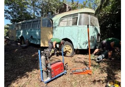 Odnaleźli dwa rzadkie autobusy. Przez lata służyły jako magazyn i domek letniskowy