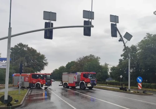 W Chorzowie kierowca zerwał sieć trakcyjną. Nie kursują tramwaje, są utrudnienia dla kierowców
