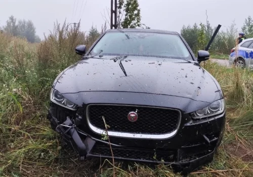 Poranek przywitał kierowców mgłą. Jaguar wypadł z drogi