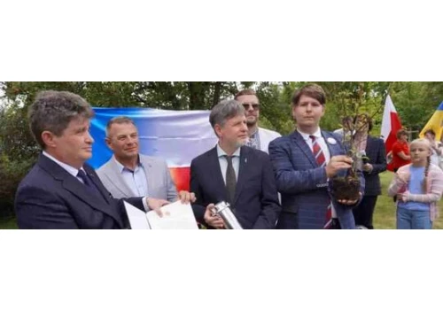 Mieszkańcy i społecznicy posadzili pierwsze krzewy na Skwerze Przyjaźni we Wrocławiu