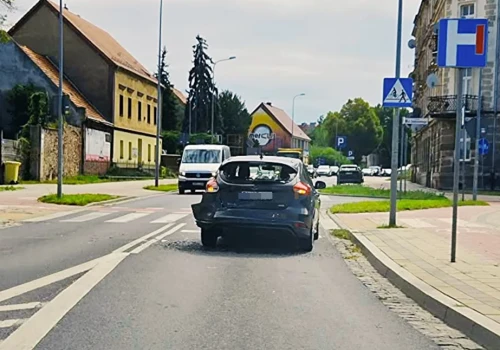 Kolizja przy przejściu dla pieszych na ulicy Jaworzyńskiej w Legnicy