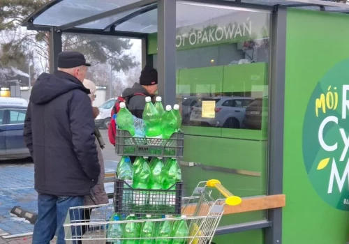 Polacy dorabiają na kaucji. Ponad milion osób zbiera opakowania
