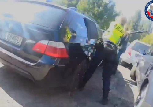 Policyjne nagranie z ratowania dziecka zatrzaśniętego w aucie. Mama sama zadzwoniła po pomoc
