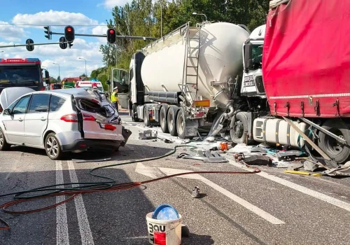 Poważny wypadek na DK12. Zderzyły się trzy pojazdy
